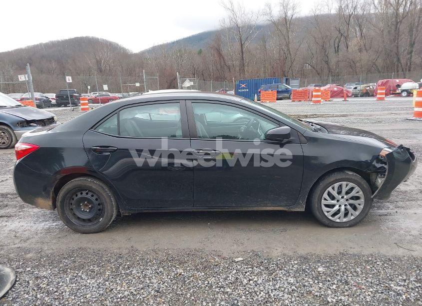 Photo 13 of 2018 Toyota Corolla LE (VIN 2T1BURHE9JC029165)