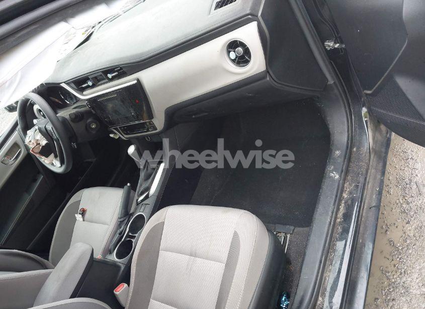 Photo 5 of 2018 Toyota Corolla LE (VIN 2T1BURHE9JC029165)