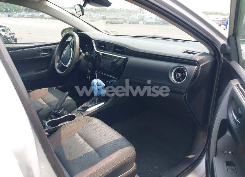 Photo 5 of 2018 Toyota Corolla LE (VIN 2T1BURHE9JC067155)