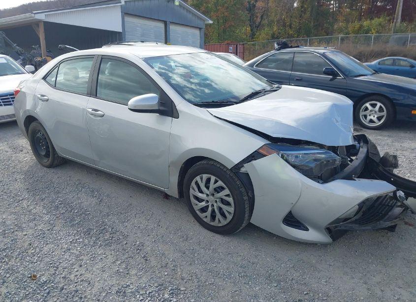 2018 Toyota Corolla LE (VIN 2T1BURHE9JC086725) main photo