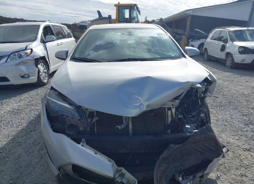 Photo 13 of 2018 Toyota Corolla LE (VIN 2T1BURHE9JC086725)