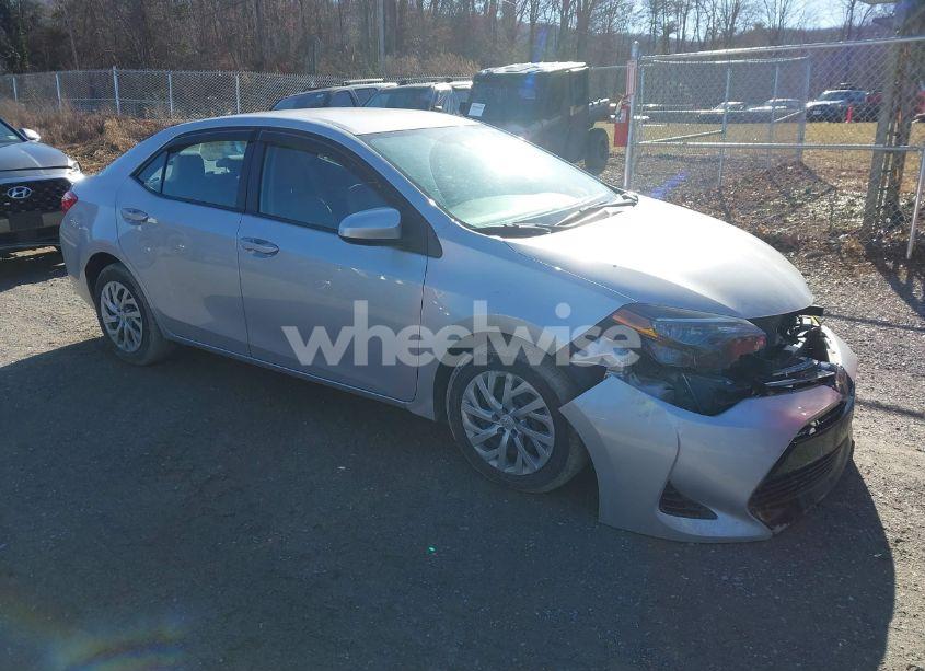 2018 Toyota Corolla LE (VIN 2T1BURHE9JC093979) main photo