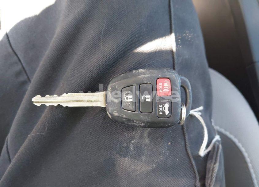 Photo 11 of 2018 Toyota Corolla LE (VIN 2T1BURHE9JC093979)