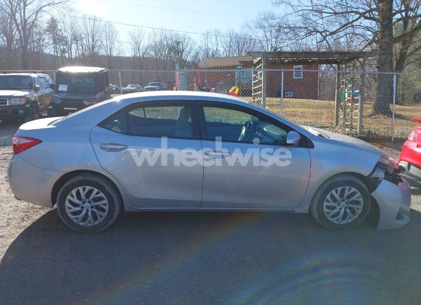 Photo 13 of 2018 Toyota Corolla LE (VIN 2T1BURHE9JC093979)