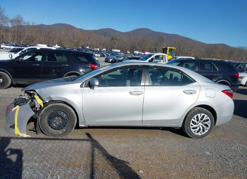 Photo 14 of 2018 Toyota Corolla LE (VIN 2T1BURHE9JC093979)