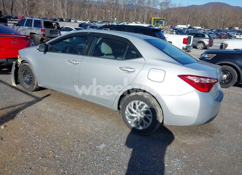 Photo 3 of 2018 Toyota Corolla LE (VIN 2T1BURHE9JC093979)