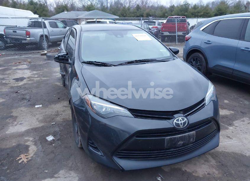 2018 Toyota Corolla LE (VIN 2T1BURHE9JC988808) main photo