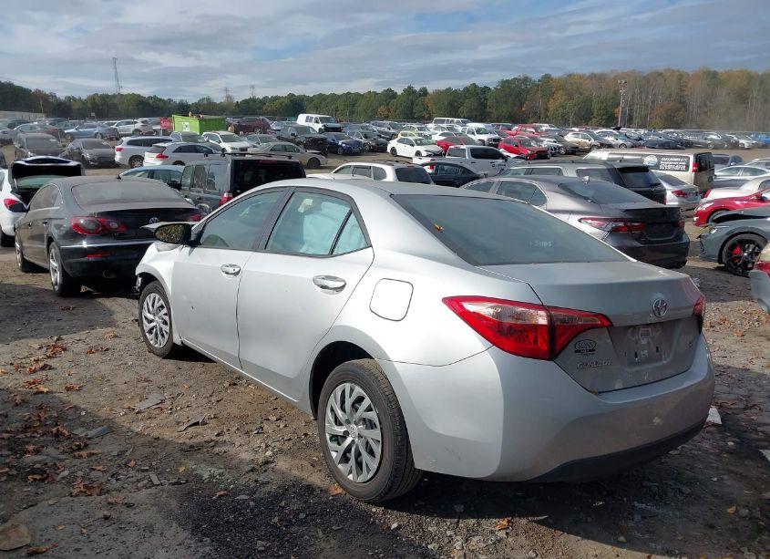 Photo 3 of 2019 Toyota Corolla LE (VIN 2T1BURHE9KC165989)