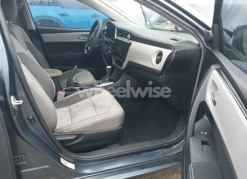 Photo 5 of 2019 Toyota Corolla LE (VIN 2T1BURHE9KC194683)