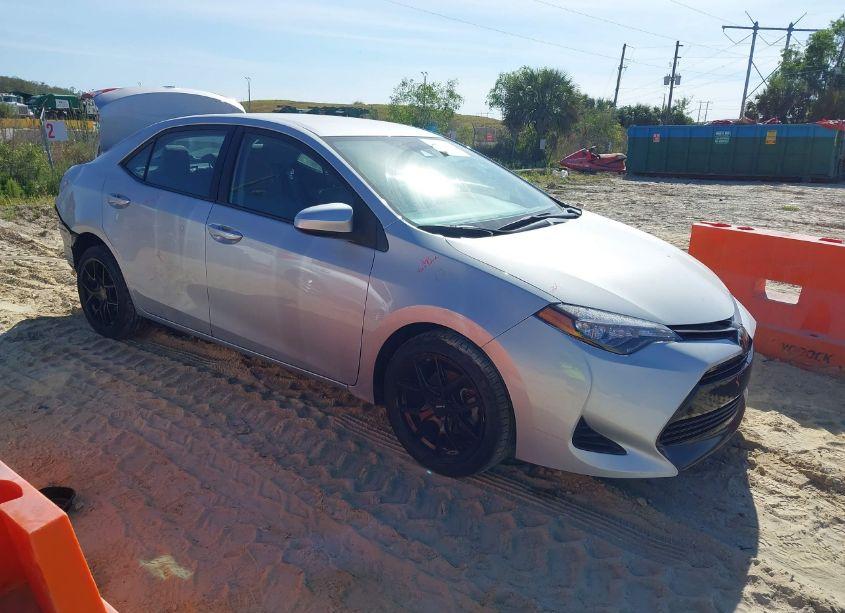 2019 Toyota Corolla LE (VIN 2T1BURHE9KC199799) main photo