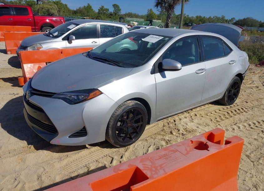 Photo 2 of 2019 Toyota Corolla LE (VIN 2T1BURHE9KC199799)