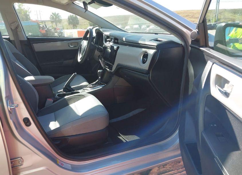 Photo 5 of 2019 Toyota Corolla LE (VIN 2T1BURHE9KC199799)