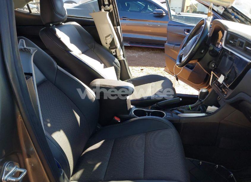 Photo 5 of 2019 Toyota Corolla SE (VIN 2T1BURHE9KC211563)