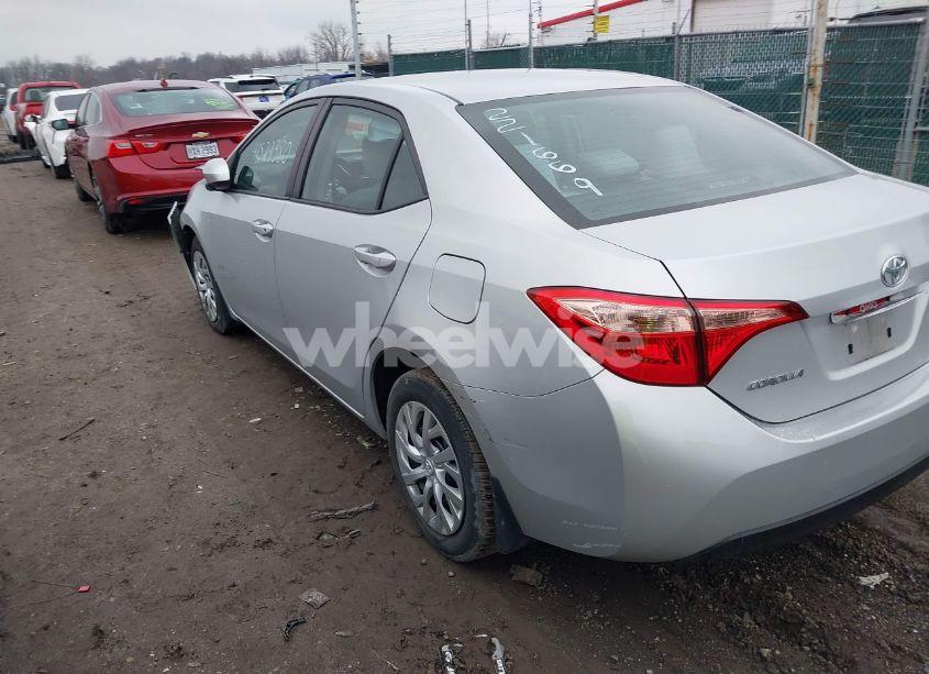 Photo 3 of 2019 Toyota Corolla LE (VIN 2T1BURHE9KC221669)