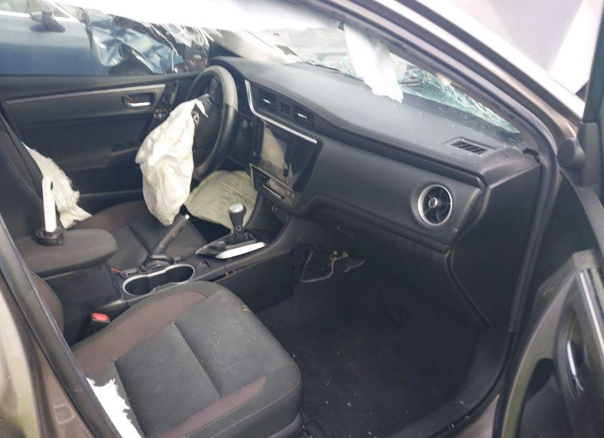 Photo 5 of 2019 Toyota Corolla LE (VIN 2T1BURHE9KC241596)