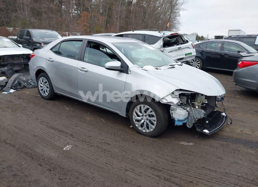 2018 Toyota Corolla LE (VIN 2T1BURHEXJC007756) main photo