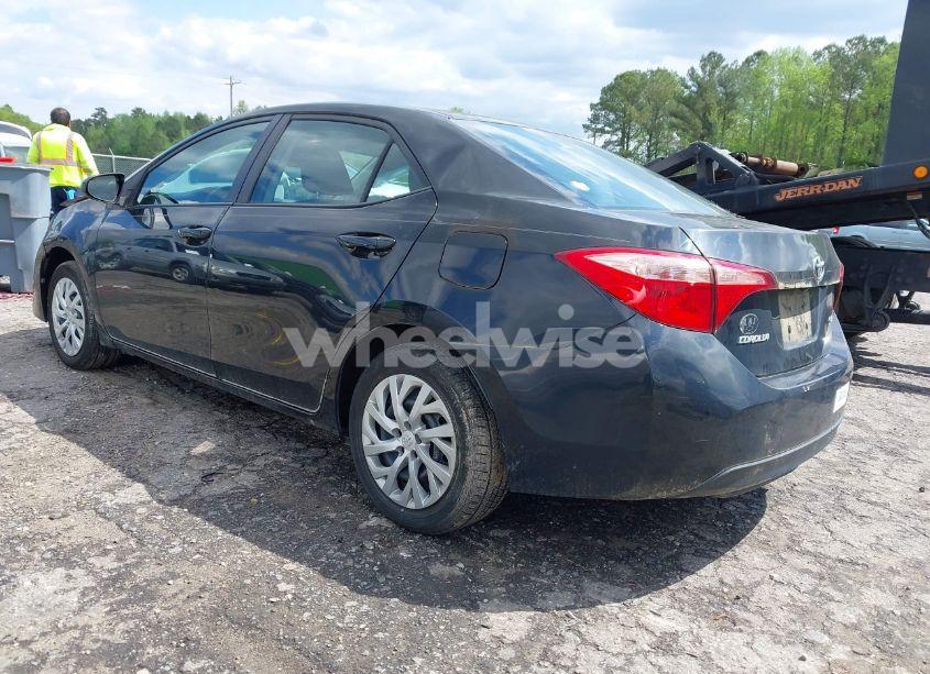 Photo 3 of 2018 Toyota Corolla LE (VIN 2T1BURHEXJC024475)