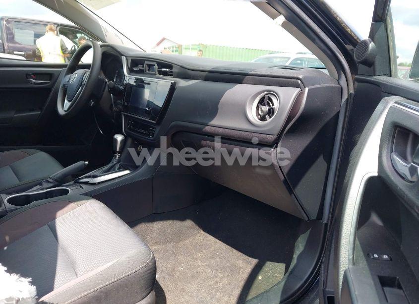 Photo 5 of 2018 Toyota Corolla LE (VIN 2T1BURHEXJC024475)