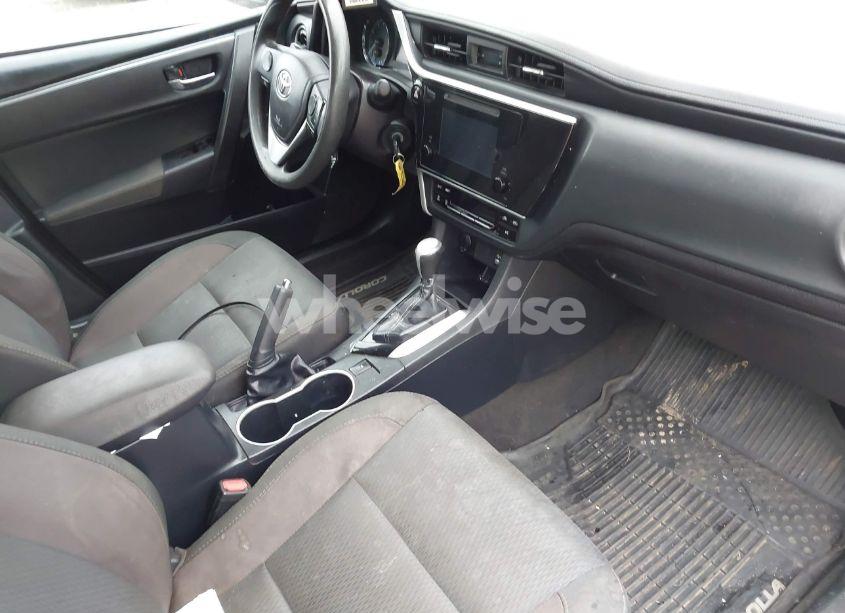 Photo 5 of 2018 Toyota Corolla LE (VIN 2T1BURHEXJC031295)