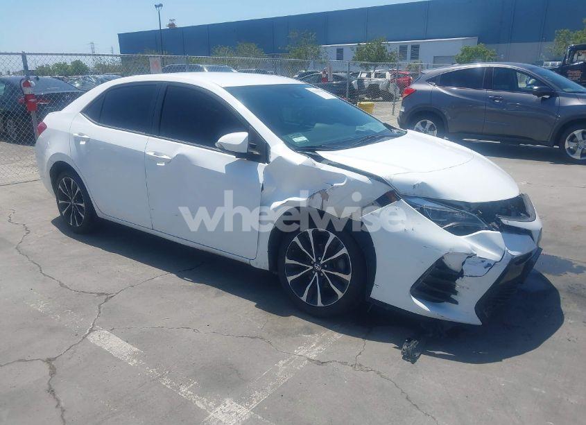 2018 Toyota Corolla SE (VIN 2T1BURHEXJC040689) main photo