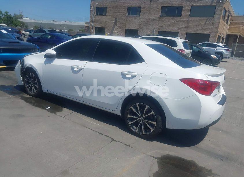 Photo 3 of 2018 Toyota Corolla SE (VIN 2T1BURHEXJC040689)