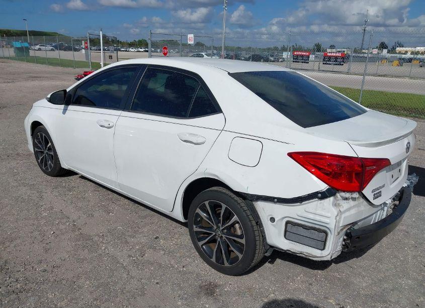 Photo 3 of 2018 Toyota Corolla SE (VIN 2T1BURHEXJC064376)