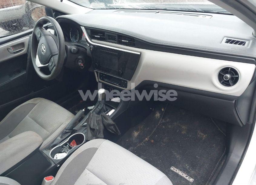 Photo 5 of 2018 Toyota Corolla LE (VIN 2T1BURHEXJC071036)