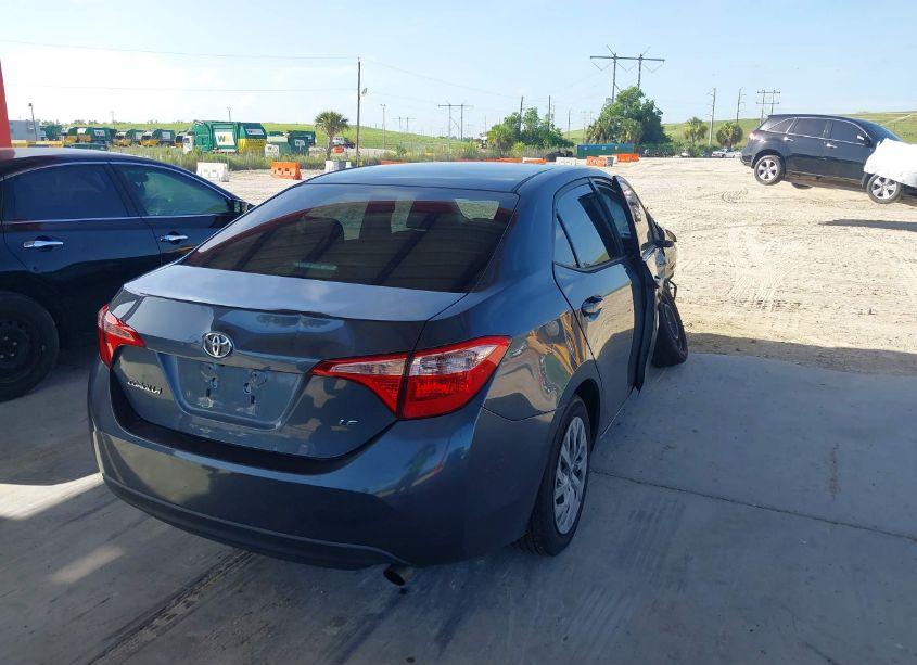 Photo 4 of 2018 Toyota Corolla LE (VIN 2T1BURHEXJC076771)