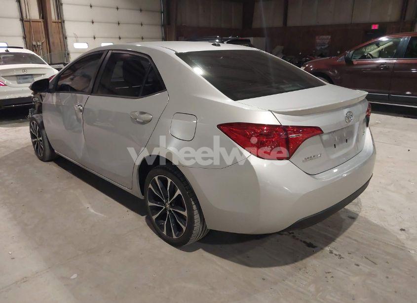 Photo 3 of 2018 Toyota Corolla SE (VIN 2T1BURHEXJC077757)