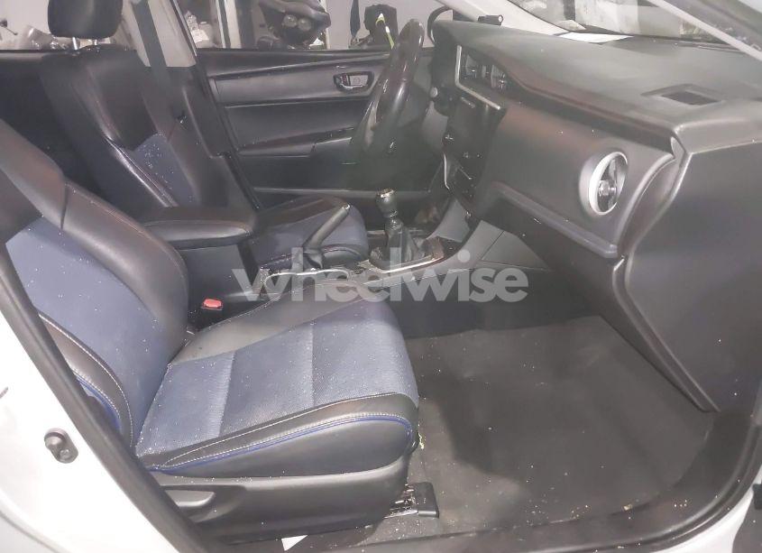 Photo 5 of 2018 Toyota Corolla SE (VIN 2T1BURHEXJC077757)