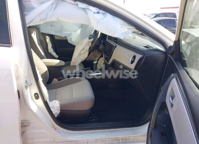 Photo 5 of 2018 Toyota Corolla LE (VIN 2T1BURHEXJC096289)