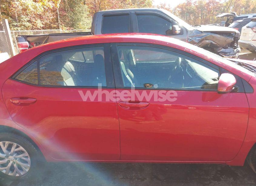 Photo 13 of 2018 Toyota Corolla LE (VIN 2T1BURHEXJC098995)