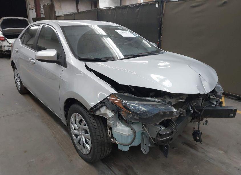 2018 Toyota Corolla LE (VIN 2T1BURHEXJC106108) main photo