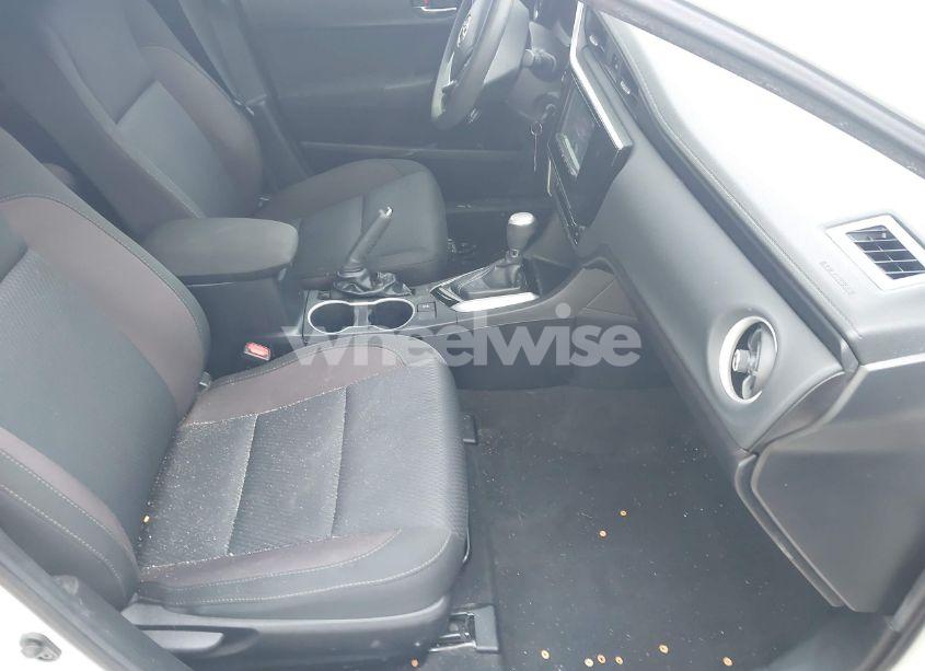 Photo 5 of 2018 Toyota Corolla LE (VIN 2T1BURHEXJC977851)