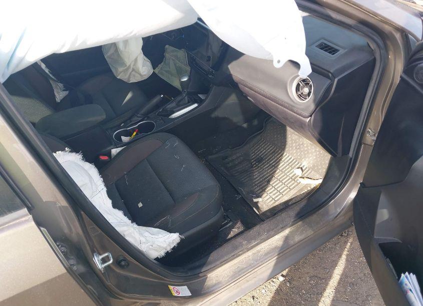 Photo 5 of 2018 Toyota Corolla LE (VIN 2T1BURHEXJC996481)