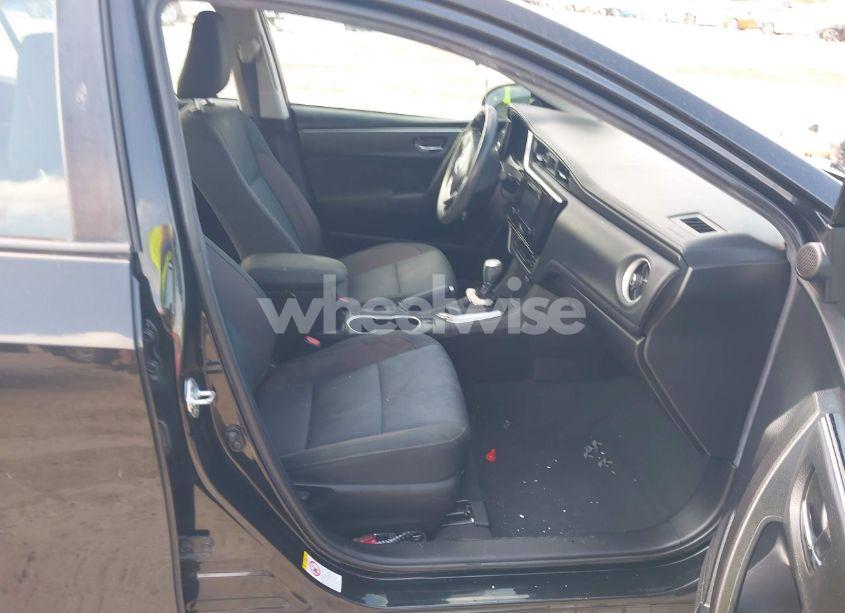 Photo 5 of 2019 Toyota Corolla LE (VIN 2T1BURHEXKC238495)