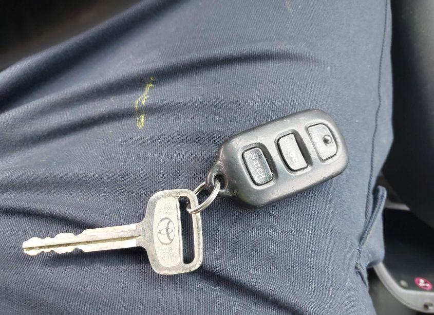 Photo 11 of 2003 Toyota Matrix STANDARD (VIN 2T1KR32E23C008118)