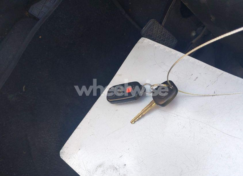 Photo 11 of 2006 Toyota Matrix (VIN 2T1KR32E26C602390)