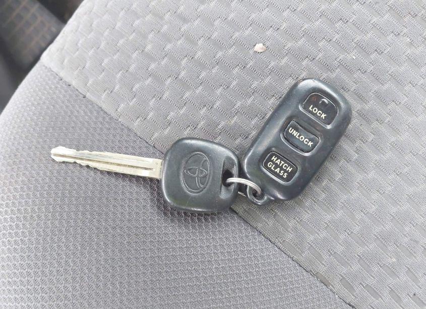 Photo 11 of 2006 Toyota Matrix (VIN 2T1KR32E36C561946)