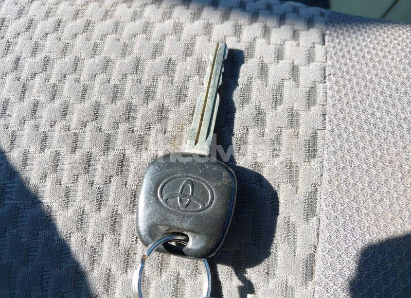 Photo 11 of 2005 Toyota Matrix (VIN 2T1KR32E85C419090)