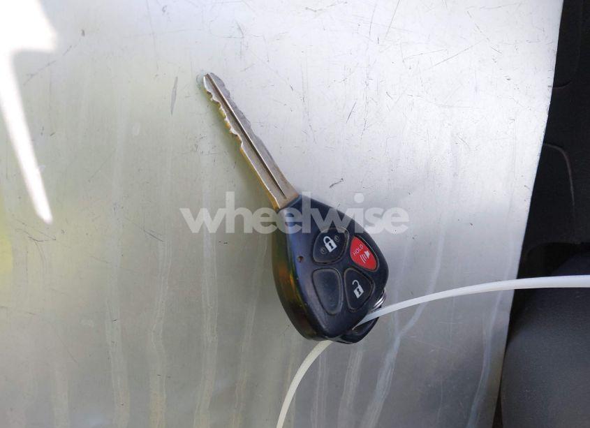 Photo 11 of 2009 Toyota Matrix (VIN 2T1KU40E39C103593)