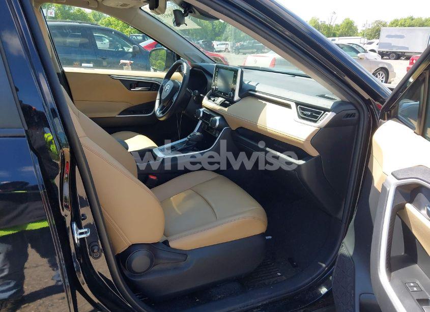 Photo 5 of 2021 Toyota Rav4 XLE PREMIUM (VIN 2T3A1RFV1MC247524)