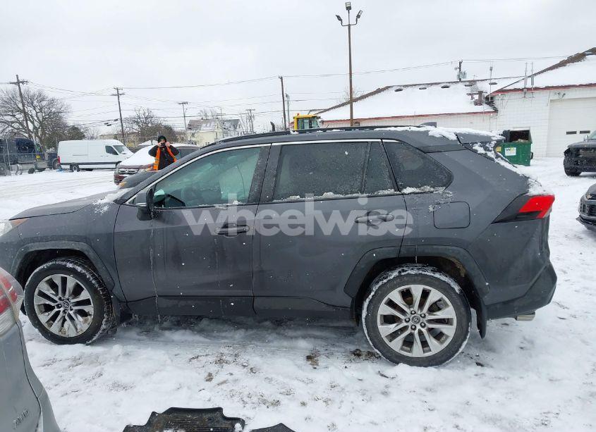 Photo 14 of 2019 Toyota Rav4 XLE PREMIUM (VIN 2T3A1RFV2KW049420)