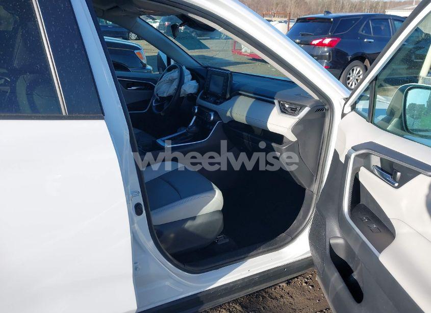 Photo 5 of 2020 Toyota Rav4 XLE PREMIUM (VIN 2T3A1RFV2LW087540)