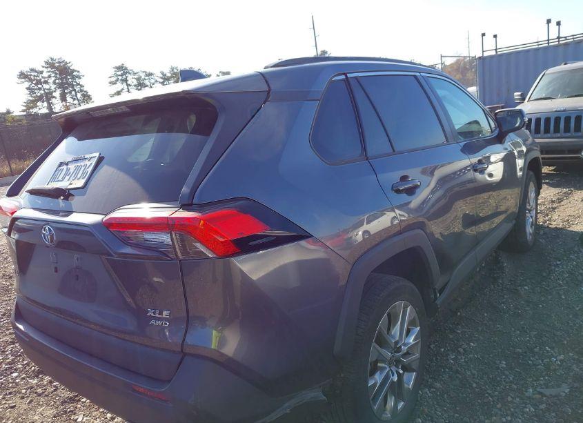 Photo 4 of 2021 Toyota Rav4 XLE PREMIUM (VIN 2T3A1RFV5MC202635)