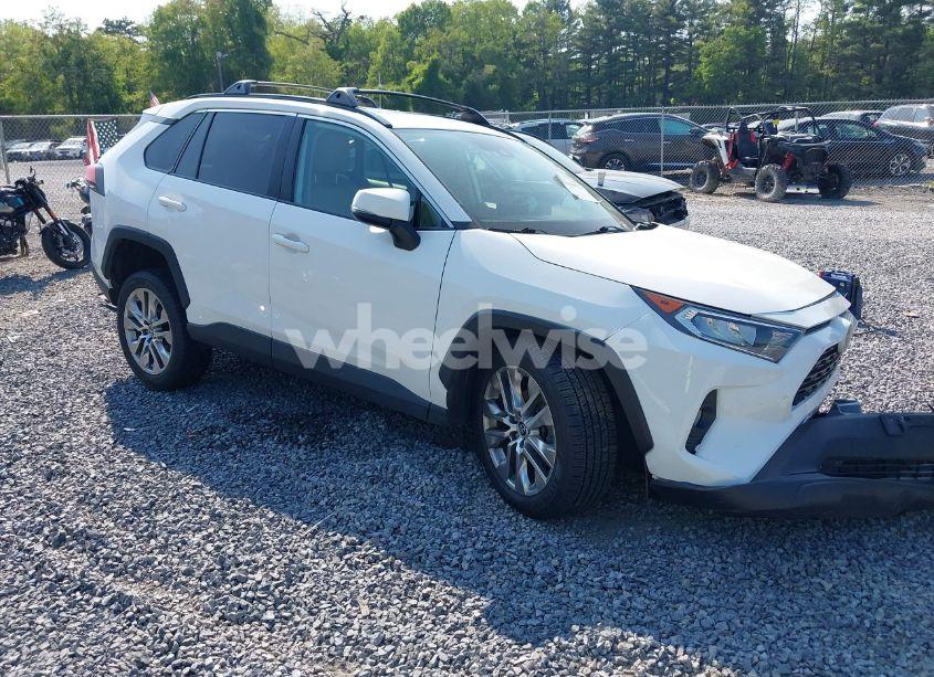 2020 Toyota Rav4 XLE PREMIUM (VIN 2T3A1RFV8LW119570) main photo