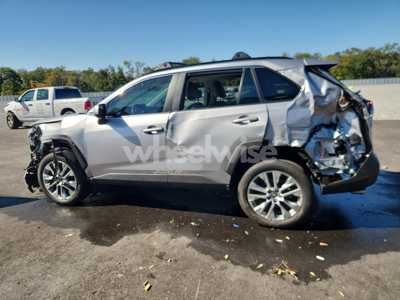 Photo 2 of 2025 TOYOTA RAV4 XLE PREMIUM (VIN 2T3A1RFV9SC504037)