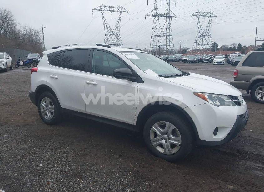 2015 Toyota Rav4 LE (VIN 2T3BFREV7FW318038) main photo