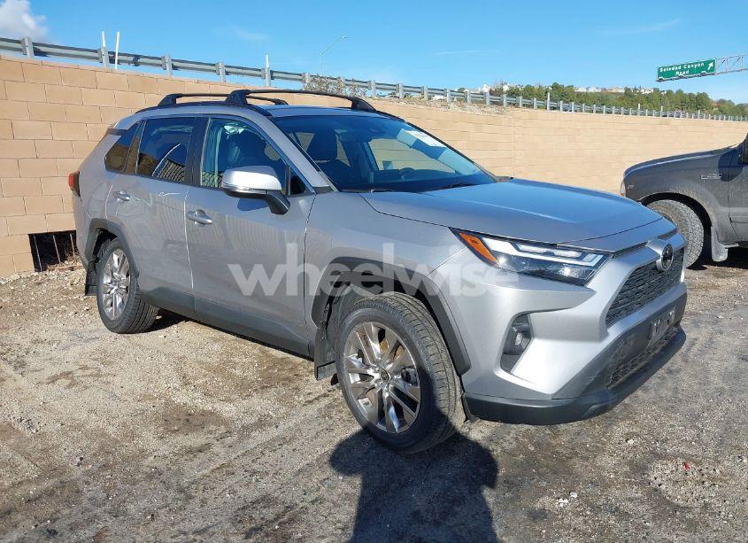 2022 Toyota Rav4 XLE PREMIUM (VIN 2T3C1RFV2NC177879) main photo