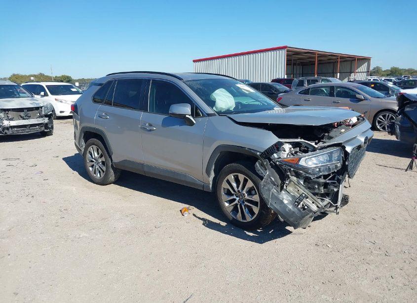 2020 Toyota Rav4 XLE PREMIUM (VIN 2T3C1RFV3LW070271) main photo